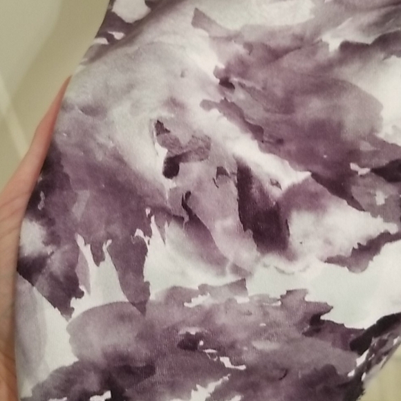 Balance Collection Cropped Printed Leggings - Picture 6 of 6